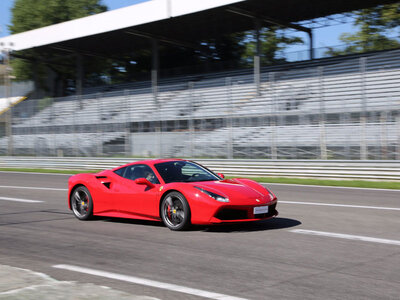 2 emozionanti giri alla guida di una Ferrrari 488 GTB sul circuito di Monza