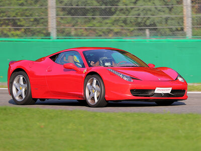 A tutta velocità: 2 giri su una Ferrari 488 GTB sulla pista di Vallelunga