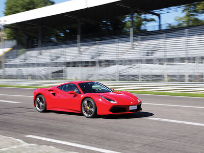 Cofanetto A tutta velocità: 2 giri su una Ferrari 488 GTB sulla pista di Vallelunga