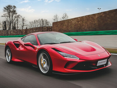 Cofanetto regalo A tutta velocità: 2 giri su una Ferrari 488 GTB sulla pista di Vallelunga