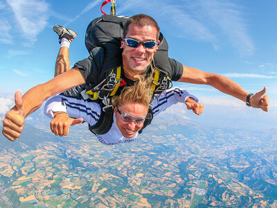 Coffret cadeau Saut en parachute en tandem au départ de Gap avec vue sur les montagnes