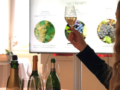 Coffret cadeau Initiation au sabrage de champagne avec dégustation et visite de cave près de Reims