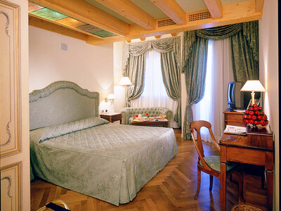 1 notte di pura felicità con bottiglia di vino o di Prosecco in camera