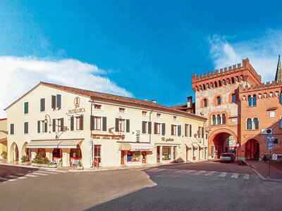 Cofanetto 1 notte di pura felicità con bottiglia di vino o di Prosecco in camera