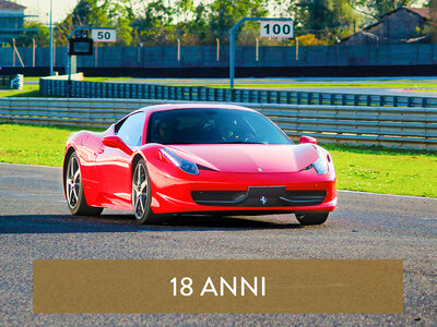 Cofanetto regalo 18 anni a tutto gas: 4 giri su Ferrari F458 Italia o Lamborghini Gallardo