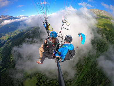 Coffret cadeau Les airs en tandem : vol Deluxe en parapente avec vidéo et toast à l’atterrissage près de Brigue