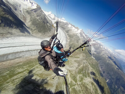 Coffret Les airs en tandem : vol Deluxe en parapente avec vidéo et toast à l’atterrissage près de Brigue