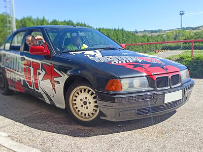 Sterzate ribelli a bordo di una BMW 328i: 1 lezione di drift nelle Marche (2h)