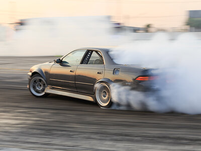 Cofanetto Sterzate ribelli a bordo di una BMW 328i: 1 lezione di drift nelle Marche (2h)