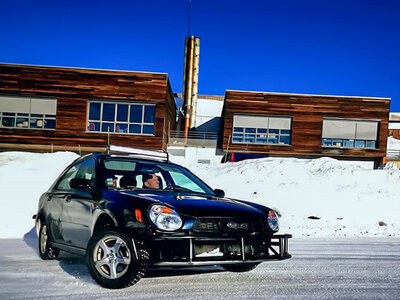 Guida su ghiaccio su un'auto sportiva da brividi nell'Alpe d'Huez