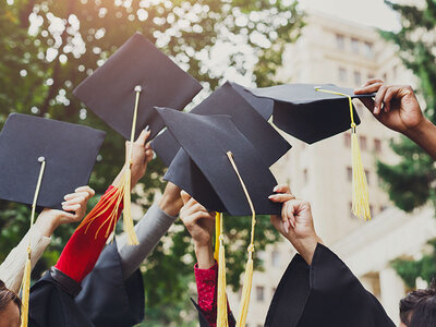 Cofanetto regalo Congratulazioni per la tua laurea! 1 cena, 1 pausa relax o 1 avventura per 1 o 2 persone