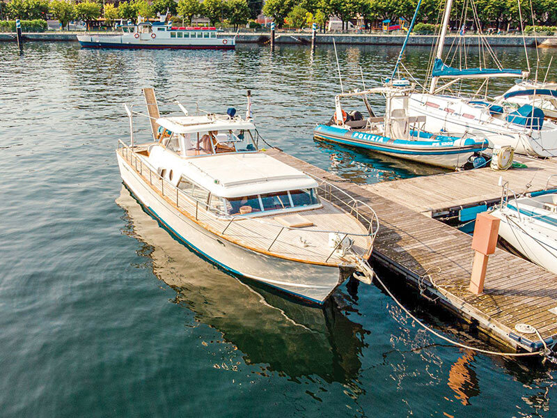 Insieme sul Lago di Como: 1 giro in barca di 2 ore con aperitivo a bordo per 2