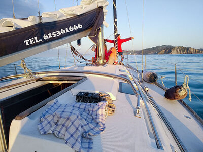 Caja Noche en velero por la costa cantábrica con Inquieto Navegante Charter