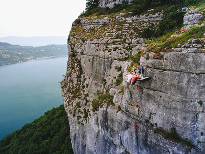 Coffret cadeau 2 jours insolites à flanc de falaise avec repas au bord du lac du Bourget en France