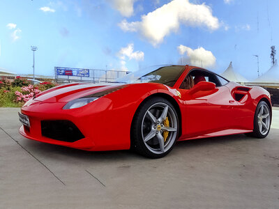 Cofanetto Scendi in pista per 2 giri su Ferrari 488 a Castelletto di Branduzzo