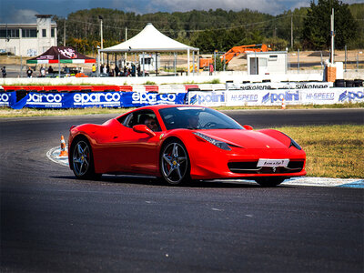 Cofanetto Brividi alla guida a Castelletto di Branduzzo: offerta esclusiva per 2 giri su Ferrari 458