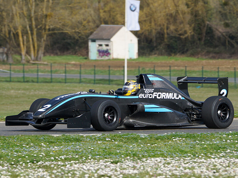 Stage de pilotage : 1 journée sur circuit près de Châteauroux au volant d'une Formule Renaut 2.0 avec approfondissement technique