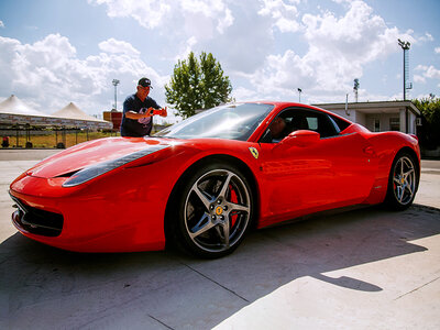 Cofanetto Emozioni in pista a Castelletto di Branduzzo: offerta speciale per 3 giri in Ferrari 458