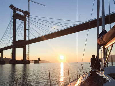 Caja regalo ¡A bordo de un velero!: paseo de 4 horas para 2 por la ría de Vigo