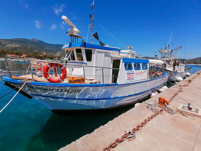 Cofanetto regalo Battuta di pesca in famiglia: una giornata all’Isola d’Elba con pranzo in barca