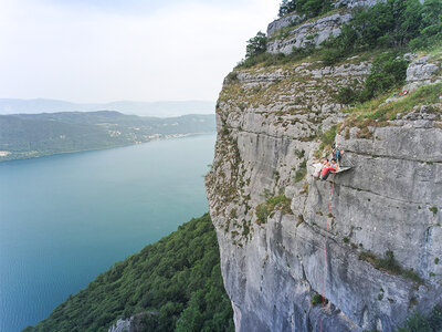 Coffret 2 jours insolites à flanc de falaise avec repas au bord du lac du Bourget