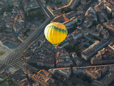 Caja regalo 1 vuelo en globo aerostático de 1 hora por Segovia para 2 personas