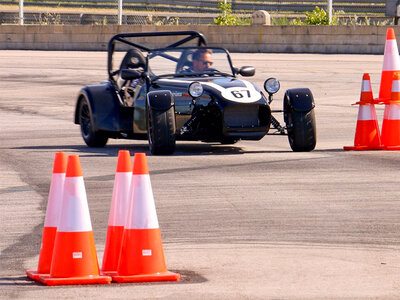 Caja regalo Royal Experience: 6 vueltas de pilotaje y 2 de copilotaje en el circuito del Jarama