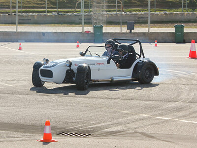 Caja Royal Experience: 6 vueltas de pilotaje y 2 de copilotaje en el circuito del Jarama