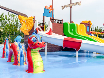 Cofanetto Insieme ad Acquaworld tra spruzzi e risate: 1 ingresso Area Fun per 2 adulti e 1 bambino (4h)