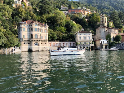 Cofanetto Io e te sul Lago di Como: gita privata in barca con aperitivo e cena in delizioso ristorante