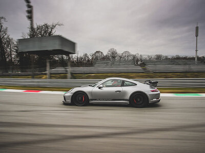 1 Runde in einem Porsche 911 GT3 auf der Rennstrecke von Monza