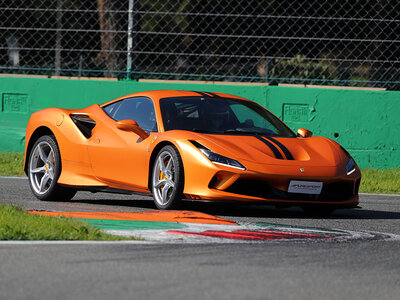 Box 1 Runde im Ferrari F8 Tributo auf der Rennstrecke von Mugello