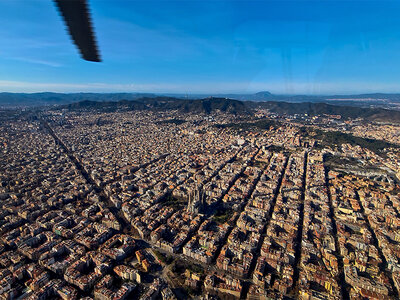 Caja Bcn Tour Panorámico: vuelo compartido en helicóptero de 20-25 min para 1 persona