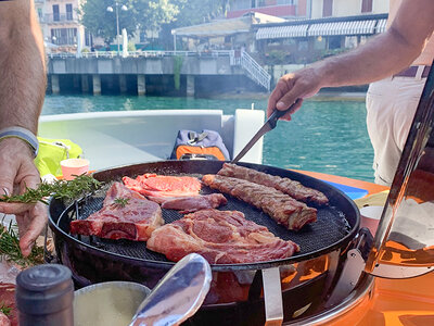 Barbecue pour 2 personnes sur le lac de Lugano sur un bateau-donut