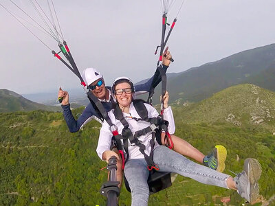 Emozioni in volo col parapendio in tandem su Pisa per 2