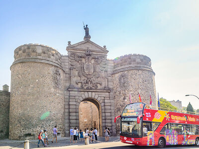 Caja regalo Toledo en bus con audioguía, entrada a Alcázar y plaza de toros para 1