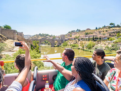 City Sightseeing Toledo: 1 tour en bus turístico, entrada al Alcázar y tirolina