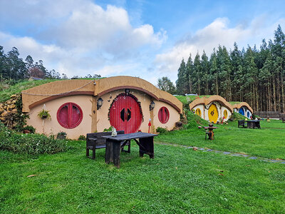 Caja Mi Tesoro: 2 noches con desayuno para 2 personas en cabaña hobbit