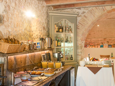 Escapada al Empordà: 1 noche con desayuno y cena en el Hotel Masía Can Clota