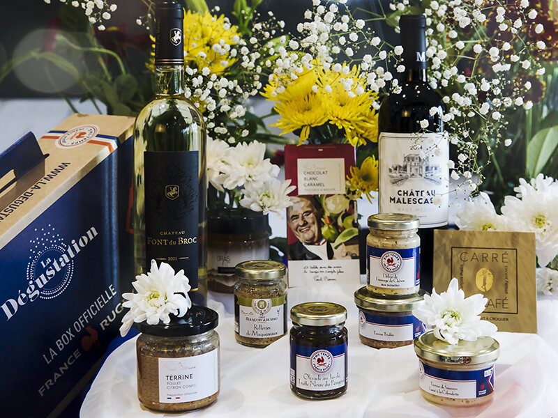 Coffret L'Essai : 9 délices gourmet et 2 bouteilles de vin livrés à domicile