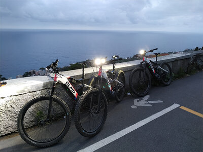 Cofanetto Tour in e-bike al tramonto nel pittoresco villaggio di Nervi (3h) per 2