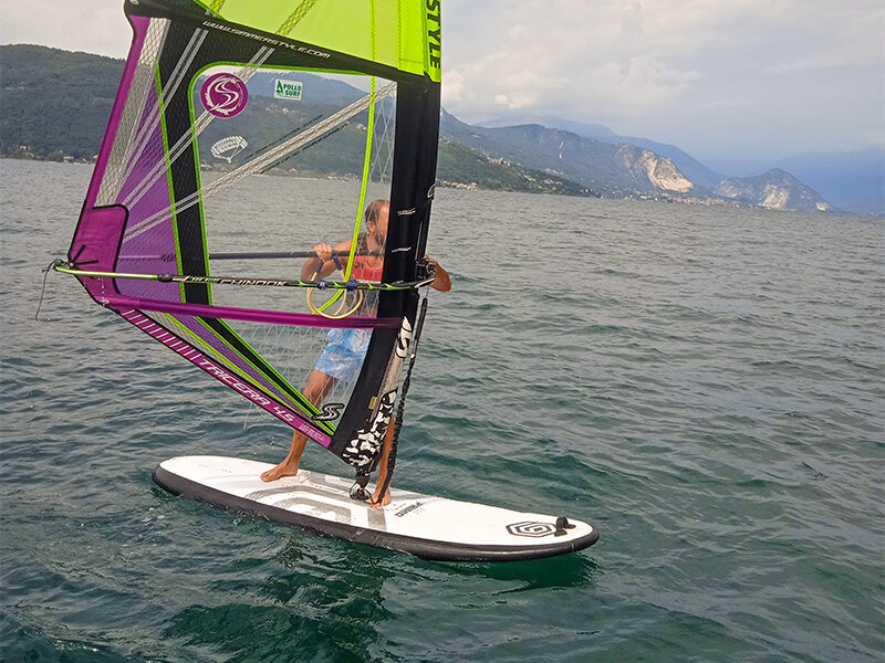 1 lezione di windsurf sul Lago Maggiore per te