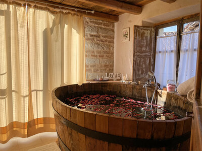 Cofanetto regalo Relax divino: bagno di coppia nel vino con accesso Spa in un Wine Resort in Piemonte