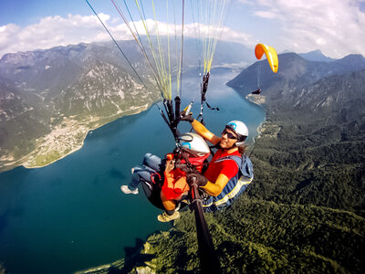 Cofanetto Emozioni tra le nuvole a Bergamo con un volo in parapendio per 2