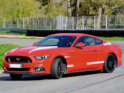 Coffret cadeau 6 tours au volant d'une Ford Mustang et 2 tours de baptême à bord d'une berline Hommell à Lohéac