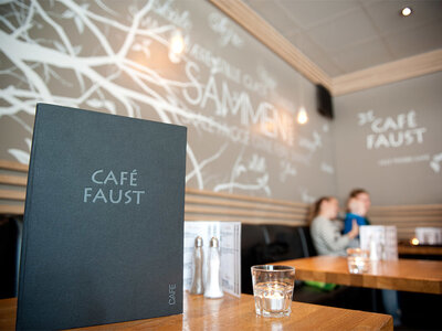 Skøn gastronomi for 2 på Café Faust: Frit valg fra menukortet