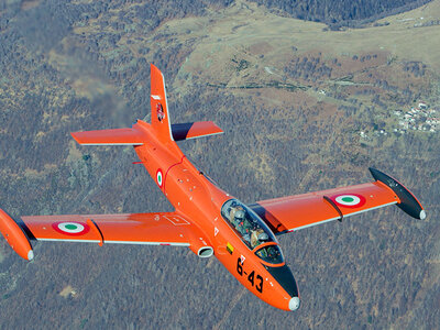 Box Ein Tag bei Top Gun: exklusiver 30-Minuten-Flug in Italien mit dem Militärjet MB-326