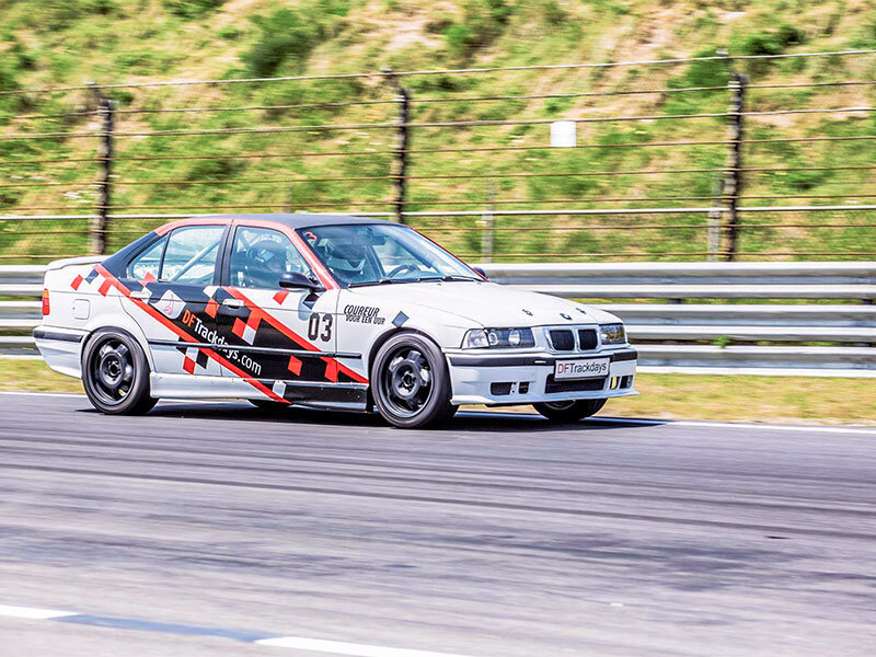 Adrenalinica esperienza di 21 km sul circuito di Nürburgring per 2 persone