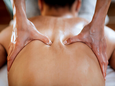 ¡A por el relax!: 1 masaje de espalda para 2 personas en Centro de Belleza Amerissis