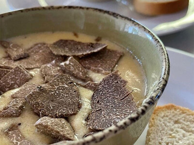 Cofanetto Caccia al tartufo con pranzo a base di tartufo e degustazione di olio e vino per 2